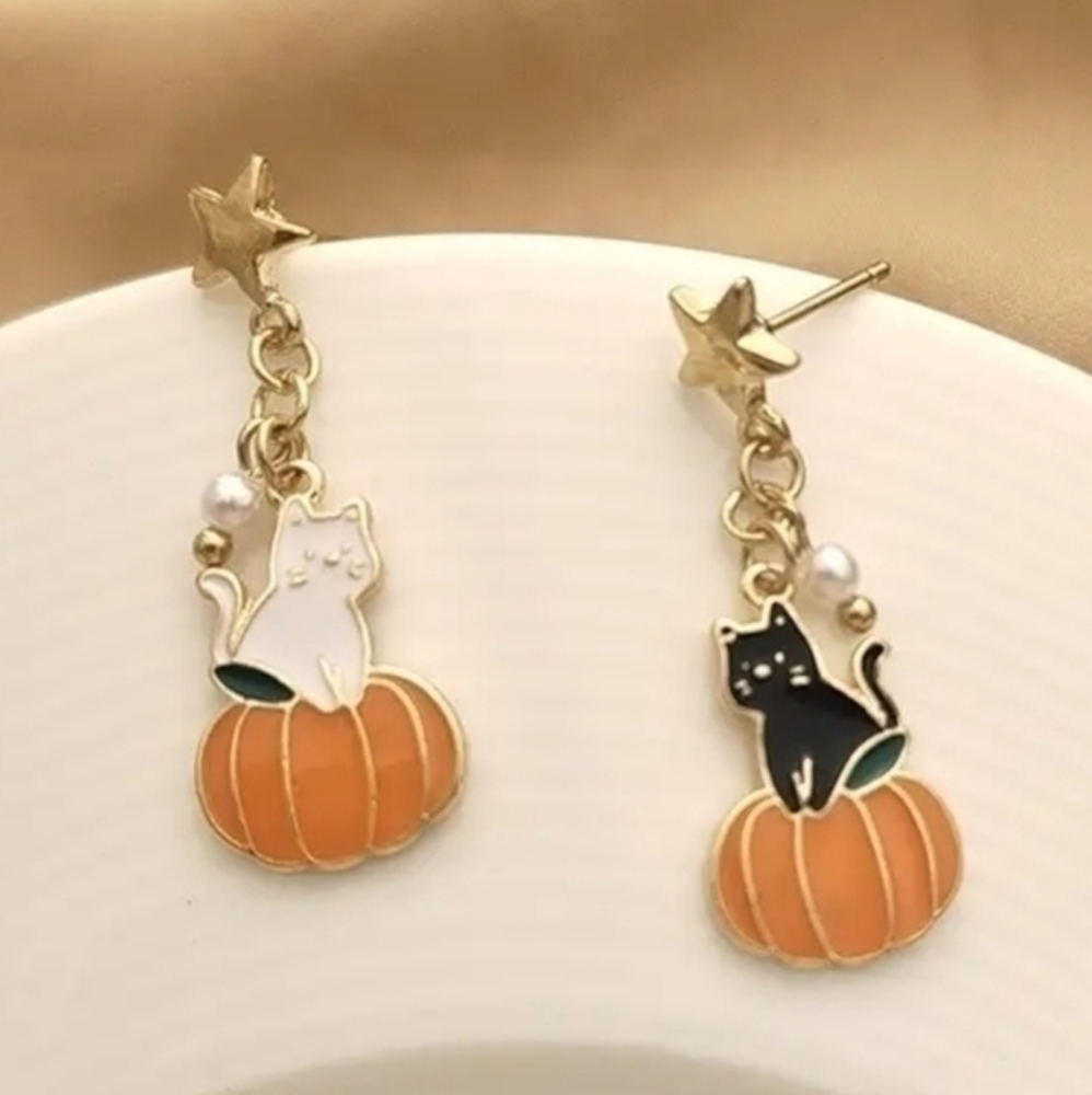 MODCLOTH FALL PEEPING ON PUMPKINS KITTY EARRINGS